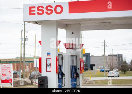 Ansicht mit einem Abschnitt einer Esso-Tankstelle Stockfoto