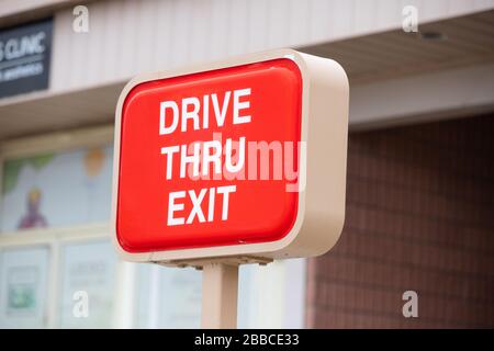 Nahaufnahme eines Schildes, das Tim Hortons Fast-Food-Restaurant mit Drive-Thru zeigt Stockfoto