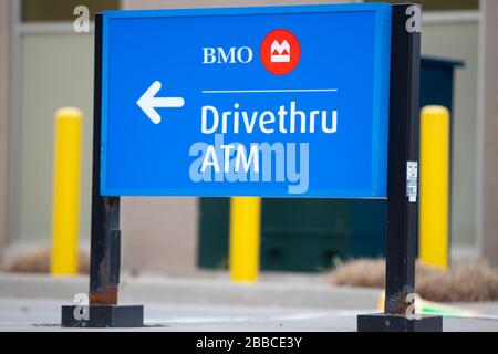 Nahaufnahme eines Schilds mit BMO Drive-Thru ATM. Die Bank of Montreal ist eine kanadische multinationale Bank. Stockfoto