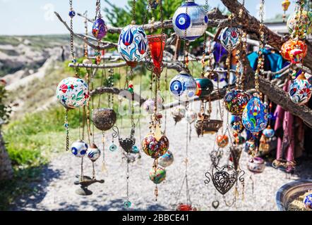 Böse Augen und Luftballons auf dem Baum in Göreme Panorama Kappadokien, Türkei Stockfoto