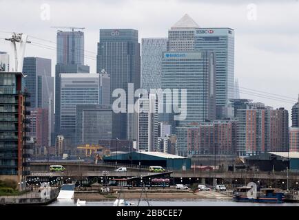 London, Großbritannien. März 2020. Das am 30. März 2020 aufgenommene Foto zeigt die Canary Wharf in London, Großbritannien. In Großbritannien wurden am Montagmorgen insgesamt 22.141 COVID-19-Fälle bestätigt, was eine Steigerung von 2.619 in den letzten 24 Stunden nach Angaben des Gesundheitsministeriums und der Sozialfürsorge darstellt. Credit: Han Yan/Xinhua/Alamy Live News Stockfoto