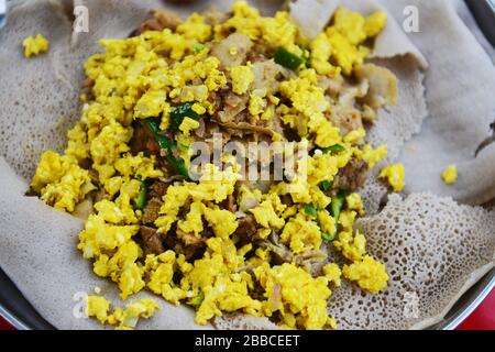 Firfir mit Rühreiern ist ein beliebtes Frühstück in Äthiopien. Stockfoto