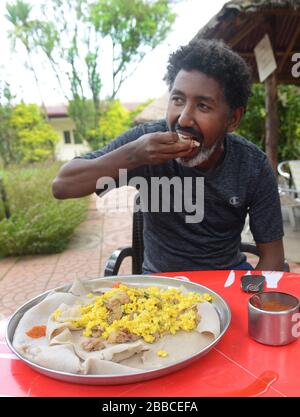 Firfir mit Rühreiern ist ein beliebtes Frühstück in Äthiopien. Stockfoto