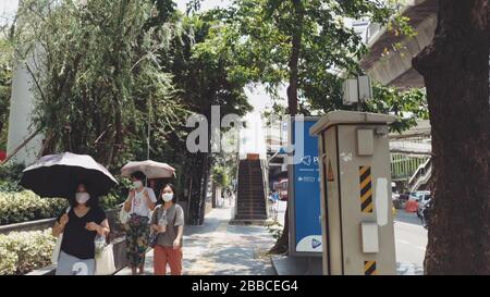 BANGKOK, THAILAND - 23. MÄRZ 2020: Spaziergang durch die leeren Straßen Bangkoks während einer pandemischen Coronavirus-Kovid-19. Menschen gehen in Masken. Stockfoto