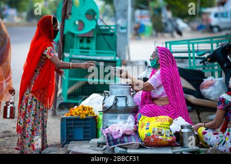 Jodhpur, Rajashtbn, Indien. 30. März 2020. Menschen, die Schutzmaske tragen, die Lebensmittel wegen Sperrung kaufen, Coronavirus, COVID-19-Ausbruch in indien. Stockfoto