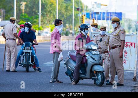 Jodhpur, Rajashtbn, Indien. März 2020. Die Polizei stoppt Bürger, Pendler, ätire kontetiäre Sperrungen, um die Ausbreitung von Coronavirus zu verhindern. Lokale Polizei Stockfoto