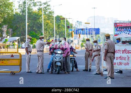 Jodhpur, Rajashtbn, Indien. März 2020. Die Polizei stoppt Bürger, Pendler, ätire kontetiäre Sperrungen, um die Ausbreitung von Coronavirus zu verhindern. Lokale Polizei Stockfoto