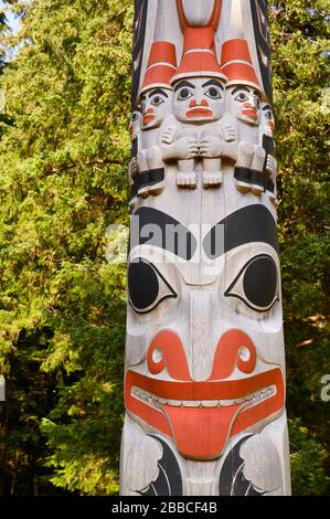 Gwaii Haanas Legacy Pole von Jaalen Edenshaw, an der Windy Bay, Gwaii Haanas National Park Reserve, Haida Gwaii, früher bekannt als Queen Charlotte Islands, British Columbia, Kanada Stockfoto