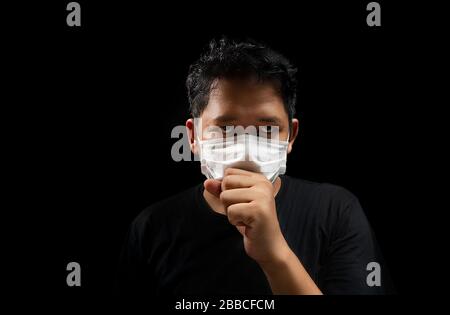 Asiatische Männer tragen Masken, um die Grippe mit Husten zu verhindern Stockfoto