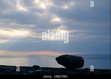 Balance Rock, Skidegate, Haida Gwaii, früher bekannt als Queen Charlotte Islands, British Columbia, Kanada Stockfoto