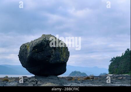 Balance Rock, Skidegate, Haida Gwaii, früher bekannt als Queen Charlotte Islands, British Columbia, Kanada Stockfoto