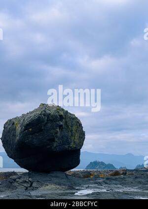 Balance Rock, Skidegate, Haida Gwaii, früher bekannt als Queen Charlotte Islands, British Columbia, Kanada Stockfoto