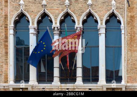 Schwenkende Flaggen Europas und der Republik Venedig im Palazzo Zaguri, Venedig, Venedig, Italien Stockfoto