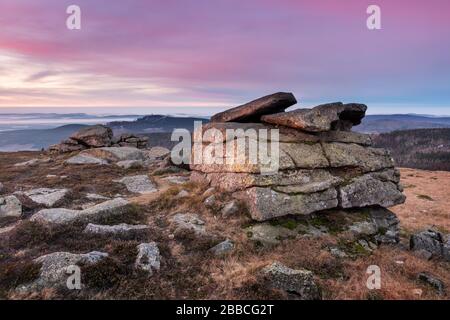 Sonnenaufgang auf dem Brocken, Felsformation Hexenaltar und Teufelskanzel, Nationalpark Harz, Sachsen-Anhalt, Deutschland Stockfoto