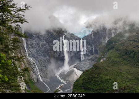 Hängende Gletscher und Wasserfälle, Ventisquero Colgante, Queulat National Park, Aysen, Patagonien, Chile Stockfoto