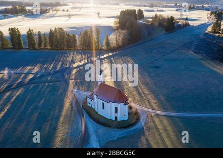 Wallfahrtskirche St. Leonhardikapelle bei Dietramszell, Drohnenaufnahme, Oberbayern, Bayern, Deutschland Stockfoto