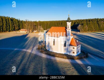 Wallfahrtskirche St. Leonhardikapelle bei Dietramszell, Drohnenaufnahme, Oberbayern, Bayern, Deutschland Stockfoto