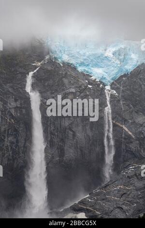 Hängende Gletscher und Wasserfälle, Ventisquero Colgante, Queulat National Park, Aysen, Patagonien, Chile Stockfoto