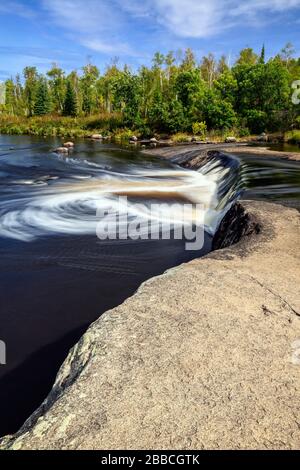 Wirbelndes Wasser bei Rainbow Falls, Whiteshell Provincial Park, Manitoba, Kanada Stockfoto