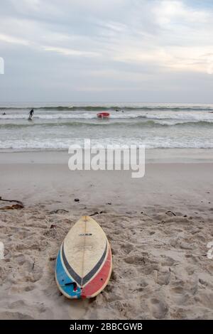 Muizenberg, Südafrika. März 2020. Ein vergangenes Surfbrett, das am Strand an einem gemeinsamen Surfstrand in Kapstadt liegt. Stockfoto