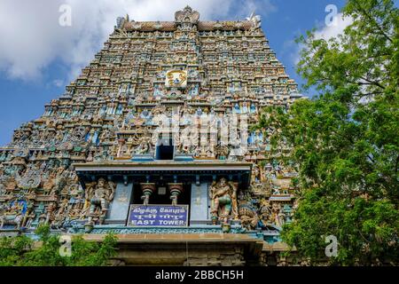 Madurai, Indien - März 2020: Gopuram des Hindu-Meenakshi-Amman-Tempels am 10. März 2020 in Madurai, Indien. Stockfoto