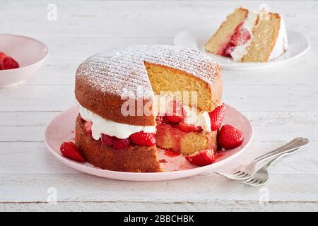 Erdbeere und Creme Schwamm Kuchen Dessert, süß, Erdbeere, Essen, Kuchen, Creme, Schwamm, rot, Obst, weiß, lecker, frisch, gebacken, lecker, hausgemacht, Stockfoto