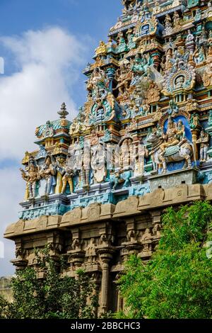 Madurai, Indien - März 2020: Detail des Gopurams des Hindu-Meenakshi-Amman-Tempels am 10. März 2020 in Madurai, Indien. Stockfoto