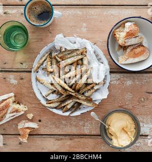 Gekochte gebraten weißen Köder whitebait Snack Starter Restaurant gastropub Holz Tisch Aioli Dip Stockfoto