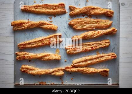 Käsehalme, Snacks, Speisen, Blätterteig, gebacken, Vorspeise, lecker, lecker, Mahlzeit, knusprig, knusprig, Nahaufnahme, herzhaft, frisch, Braun, hausgemacht, Stöcke Stockfoto