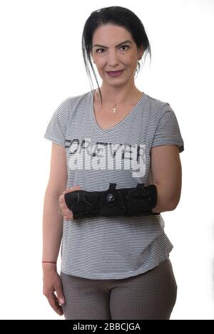 Injuried Frau mit Handorthosis isoliert auf weißem Hintergrund Stockfoto