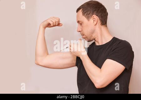 Man injiziert Steroidhormon. Wachstumsspritzverfahren Stockfoto