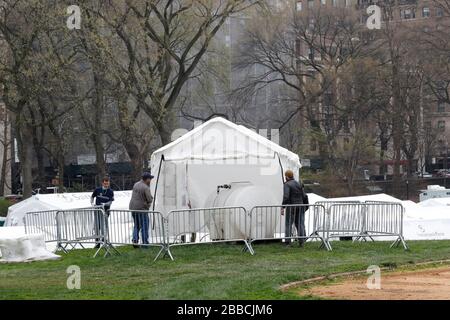 New York, USA. März 2020. Im Central Park in New York, USA, am 30. März 2020 wird ein provisorisches Krankenhaus im Bau sein. In New York City, wo über 33.000 Fälle gemeldet wurden, wurden im East Meadow Lawn im Central Park weiße medizinische Zelte als Feldlazarett errichtet. (Guang Yu/Handout über Xinhua) Credit: Xinhua/Alamy Live News Stockfoto