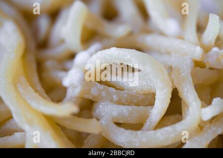 Spaghetti mit Schimmel verdorben. Nudeln oder Nudeln mit weißen Penicillausporen. Altes Essen Nahaufnahme Hintergrund Stockfoto