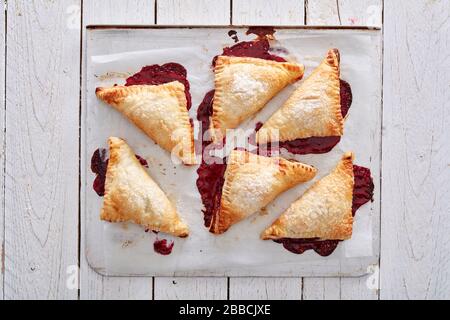 Gebäck, Kirsche, Blätterteig, Obst, Umsatz, Dessert, süß, Kruste, Kuchen, Gourmet, Essen, frisch, Bäckerei, Zucker, lecker, golden, Snack, lecker, hausgemacht, Marmelade Stockfoto