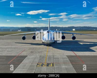 antonow an-124 am Boden für Tankstopp, Transport Stockfoto