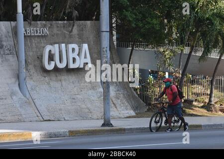 Havanna, Kuba. März 2020. Ein Mann mit Maske ist auf der Straße in Havanna, Kuba, am 30. März 2020 zu sehen. Credit: Zhu Wanjun/Xinhua/Alamy Live News Stockfoto