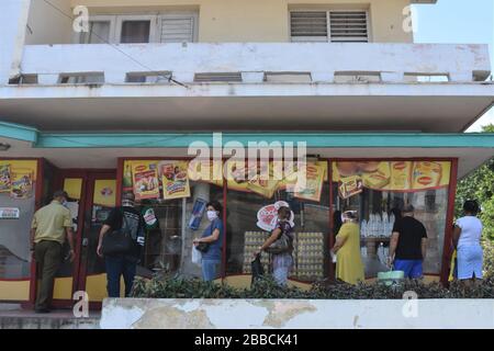 Havanna, Kuba. März 2020. Menschen, die Masken tragen, warten darauf, in ein Geschäft in Havanna, Kuba, am 30. März 2020 zu kommen. Credit: Zhu Wanjun/Xinhua/Alamy Live News Stockfoto