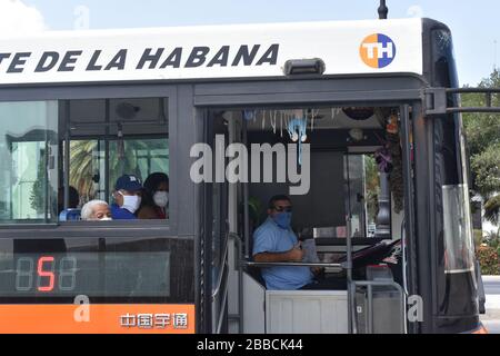 Havanna, Kuba. März 2020. Fahrer und Passagiere, die Masken tragen, sind am 30. März 2020 in Havanna, Kuba, in einem Bus zu sehen. Credit: Zhu Wanjun/Xinhua/Alamy Live News Stockfoto