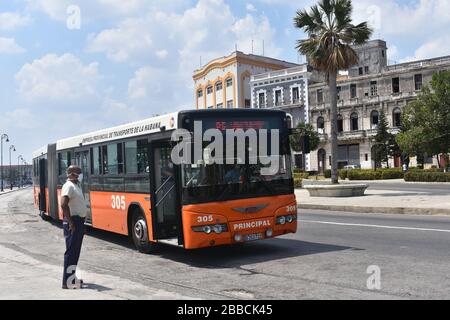 Havanna, Kuba. März 2020. Ein Mann mit Maske wartet auf einen Bus in Havanna, Kuba, am 30. März 2020. Credit: Zhu Wanjun/Xinhua/Alamy Live News Stockfoto