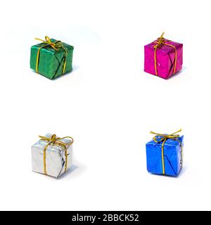 Bunte Geschenkschachteln mit goldenem Band, isoliert auf Weiß. Volle Größe. Stockfoto