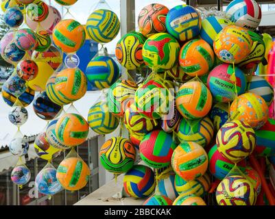 Monte Gordo, Portugal - 18. November 2019: Bunte Bälle zum Spielen von Fussball und Volleyball zum Verkauf an einem Badestall in der Algarve, Resort Mon Stockfoto