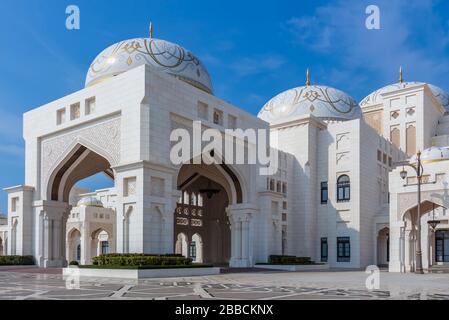 Abu Dhabi, VAE - 3. Januar 2020: Die Fassade des Präsidentenpalastes (Qasr Al Watan) aus weißem Granit Stockfoto