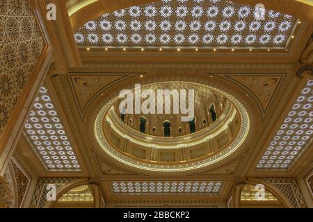 Abu Dhabi, VAE - 3. Januar 2020: Innenkuppel der großen Halle im Präsidentenpalast (Qasr Al Watan) misst 37 Meter Stockfoto