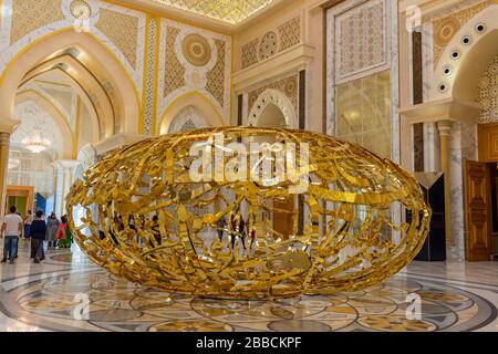 Abu Dhabi, VAE - 3. Januar 2020: The Power of Words ist eine goldene Skulptur mit interlacierten arabischen Wörtern, die im Präsidentenpalast (Qasr Stockfoto