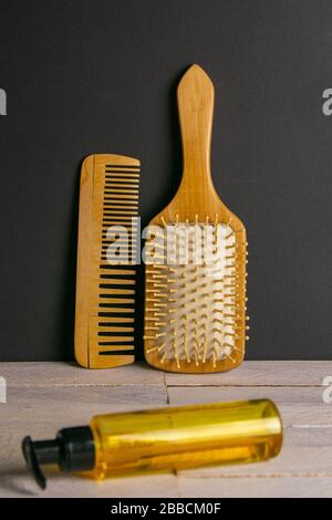 Haargel und Kammaufsatz für Haarschnitt stehen auf einem weißen Tisch. Friseurkonzept Stockfoto