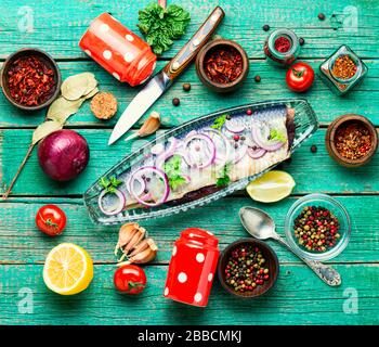 Hering salzter Fisch mit Pfeffer, roter Zwiebel und Gewürzen Stockfoto