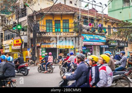 HANOI, VIETNAM - 19. MÄRZ 2017: Wirklich geschäftiger Verkehr auf Straßen im Zentrum von Hanoi, Vietnam im Laufe des Tages. Zeigt viele Menschen, Roller und Motorbik Stockfoto