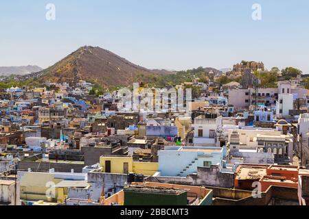 UDAIPUR, INDIEN - 20. MÄRZ 2016: Tagsüber Blick über Dächer im Zentrum von Udaipur. Ein paar Menschen sind zu sehen. Stockfoto