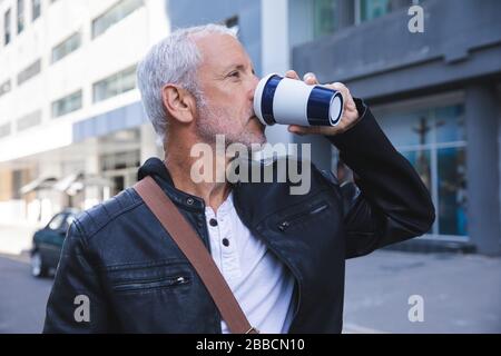 Leitender Mann unterwegs in der Stadt Stockfoto