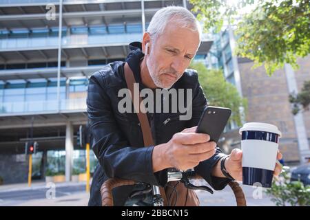 Leitender Mann unterwegs in der Stadt Stockfoto